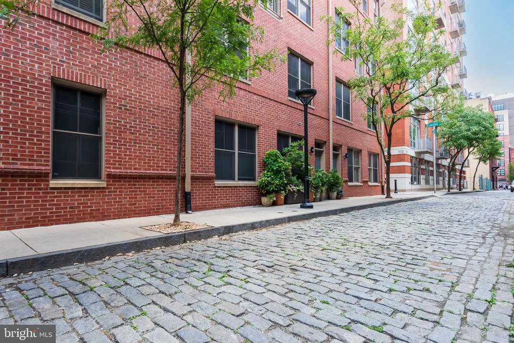 133 N BREAD STREET J3