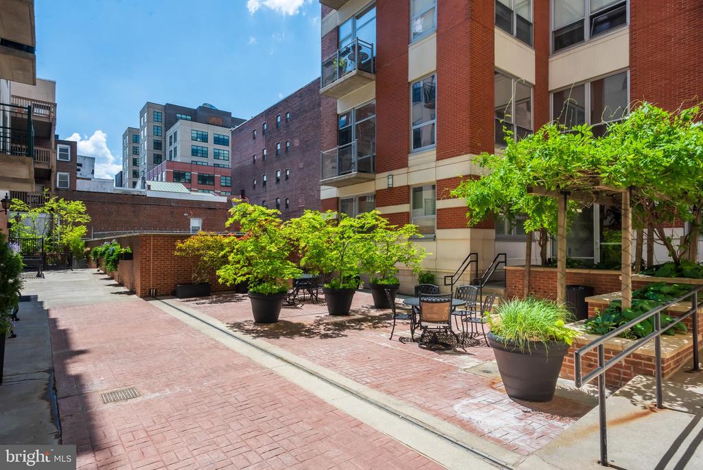 133 N BREAD STREET J3