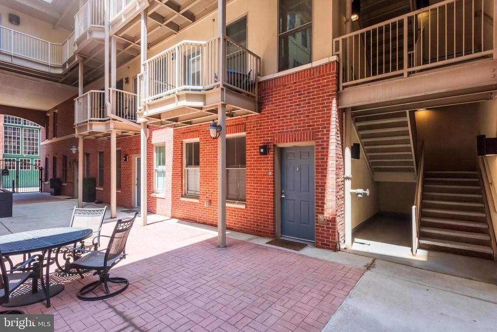 133 N BREAD STREET J3