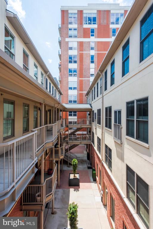 133 N BREAD STREET J3