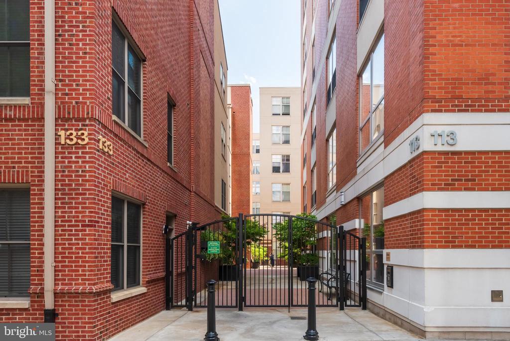 133 N BREAD STREET J3