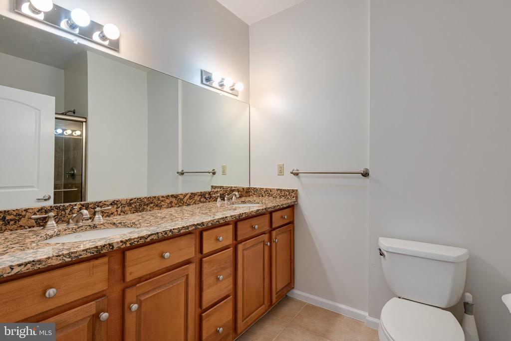 133 N BREAD STREET J3