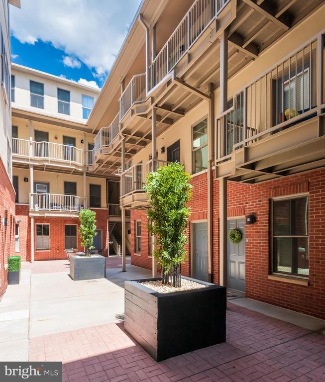 133 N BREAD STREET J3