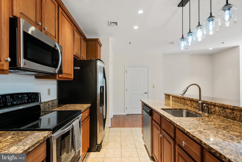133 N BREAD STREET J3