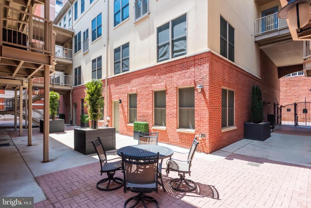 133 N BREAD STREET J3