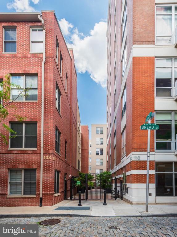 133 N BREAD STREET J3