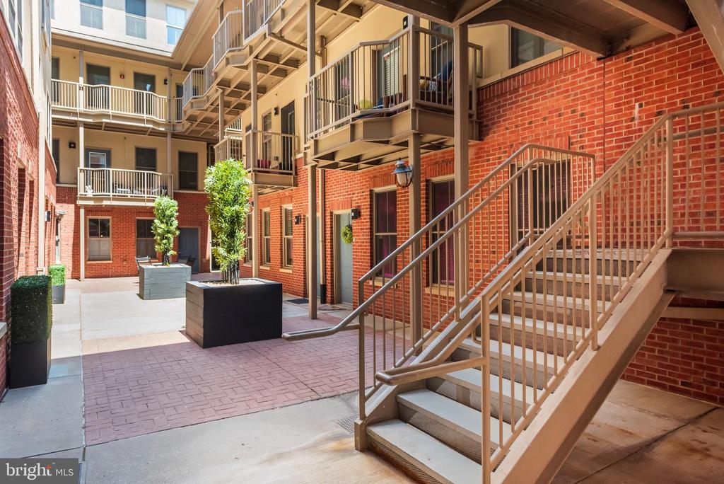 133 N BREAD STREET J3