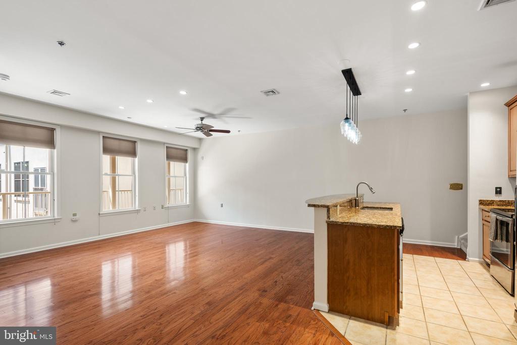 133 N BREAD STREET J3