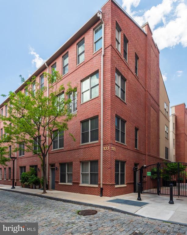 133 N BREAD STREET J3