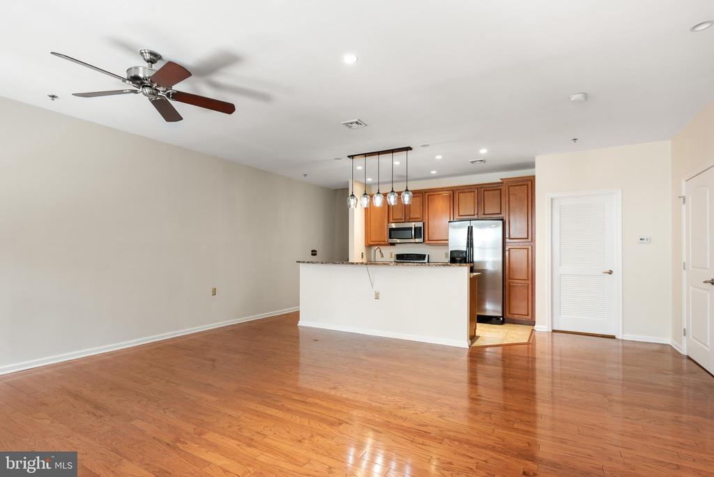 133 N BREAD STREET J3