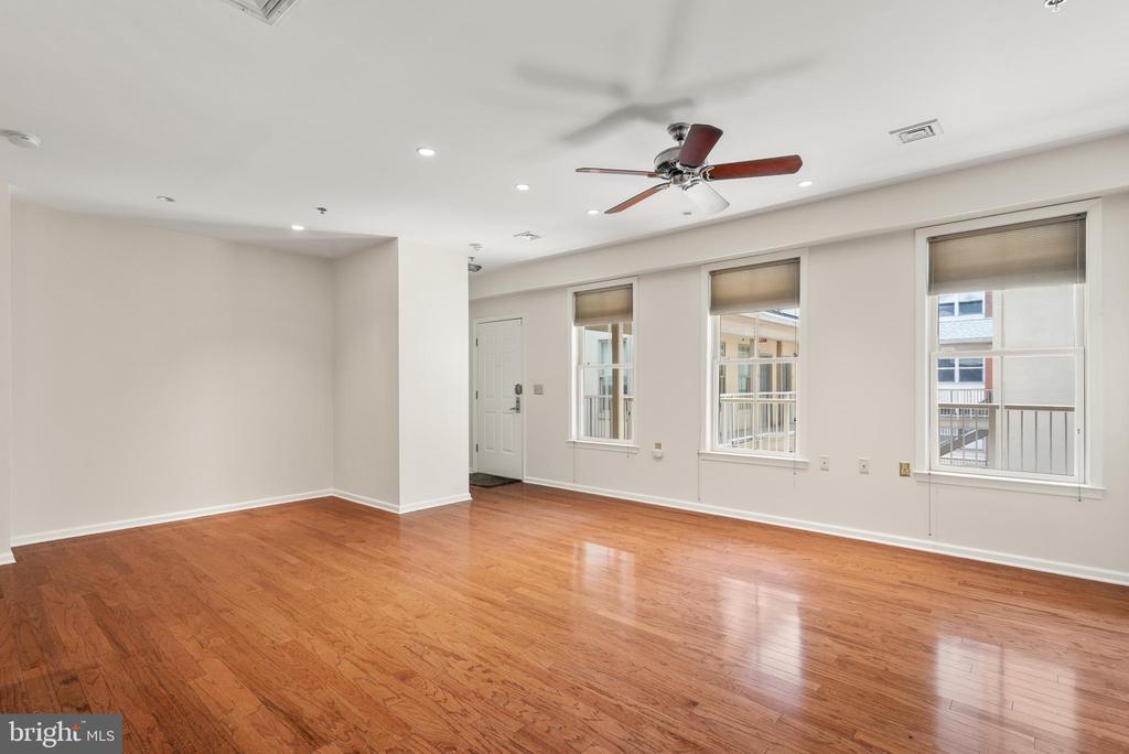 133 N BREAD STREET J3