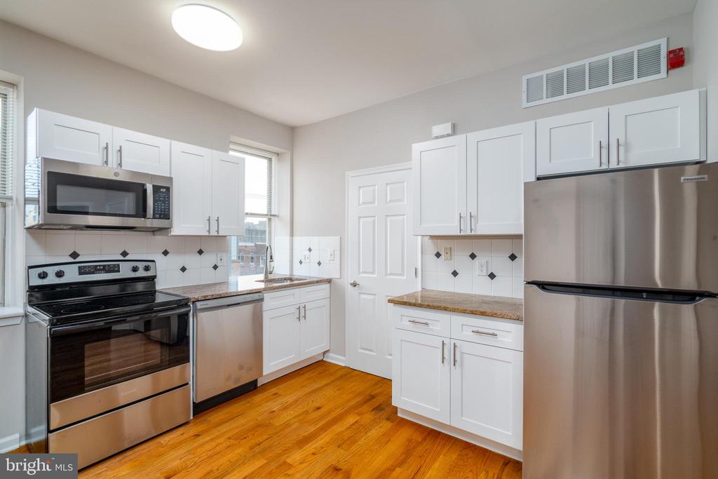 1537 S 6TH STREET 3R