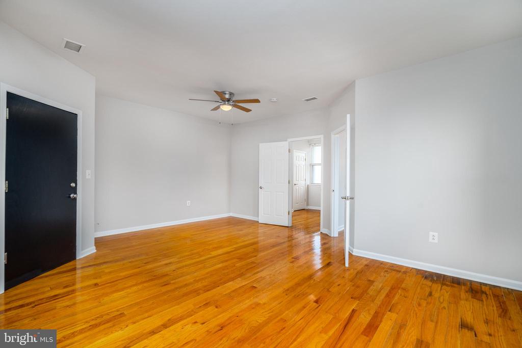 1537 S 6TH STREET 3R