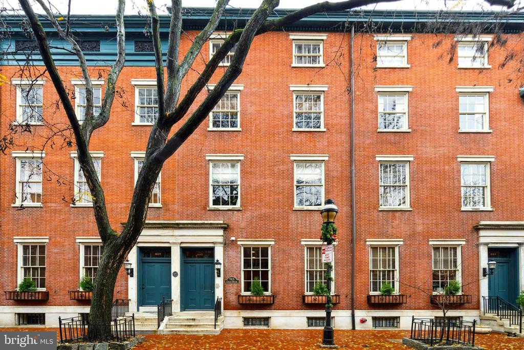 915 CLINTON STREET 301