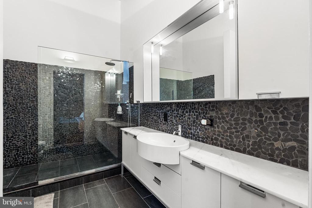 105 S 12TH STREET Unit: 302