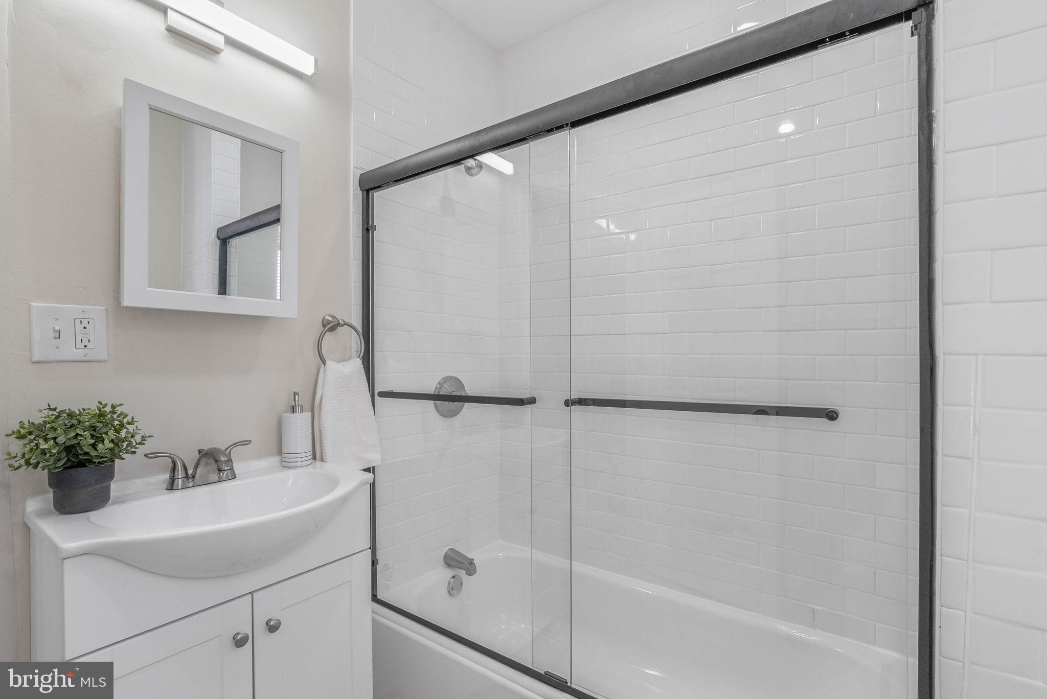 2908 W MASTER STREET