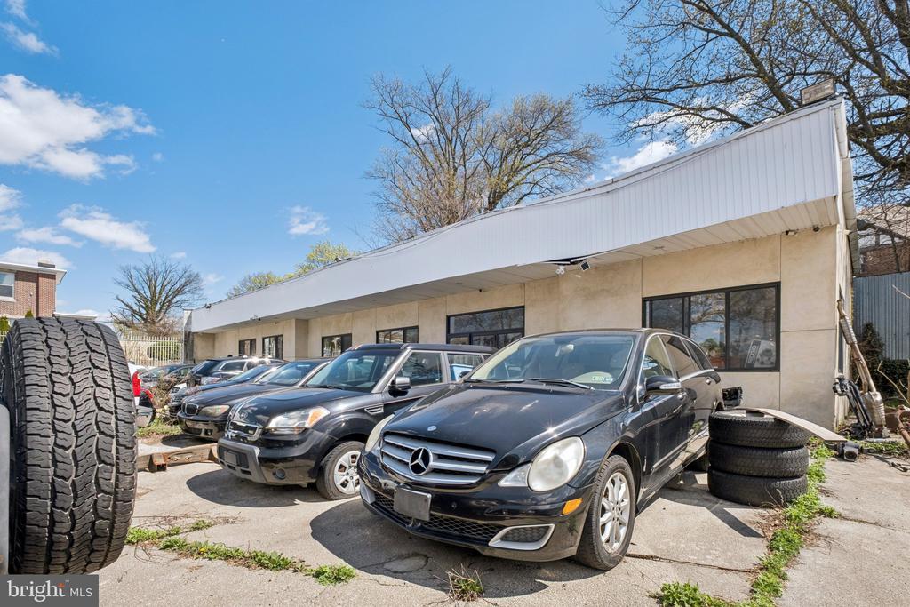 6301 N BROAD STREET 11