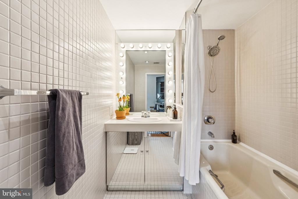 2219 DELANCEY PLACE Unit: 6