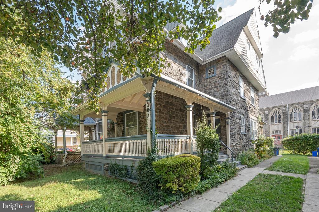 302 W SCHOOL HOUSE LANE