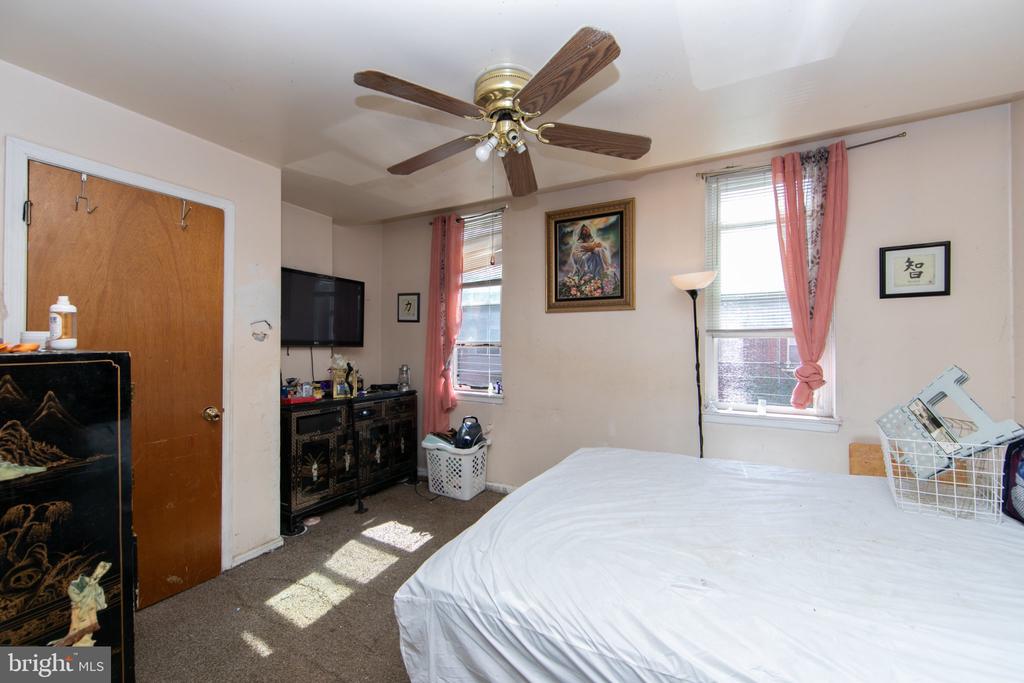 922 S 18TH STREET