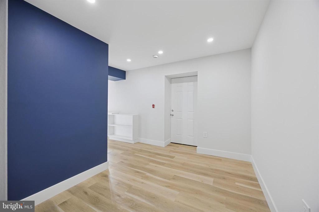 4522 BAKER STREET Unit: 8