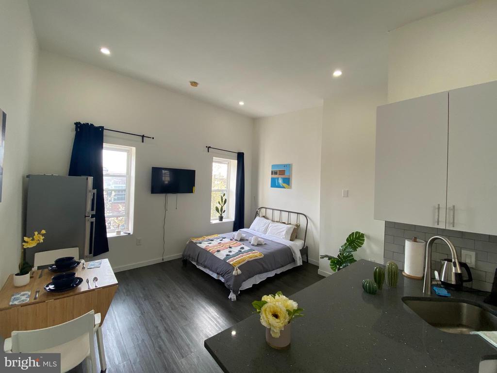 1725 BAINBRIDGE STREET Unit: 3F
