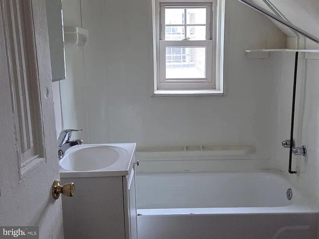 3320 ARCH STREET Unit: 3RD FL