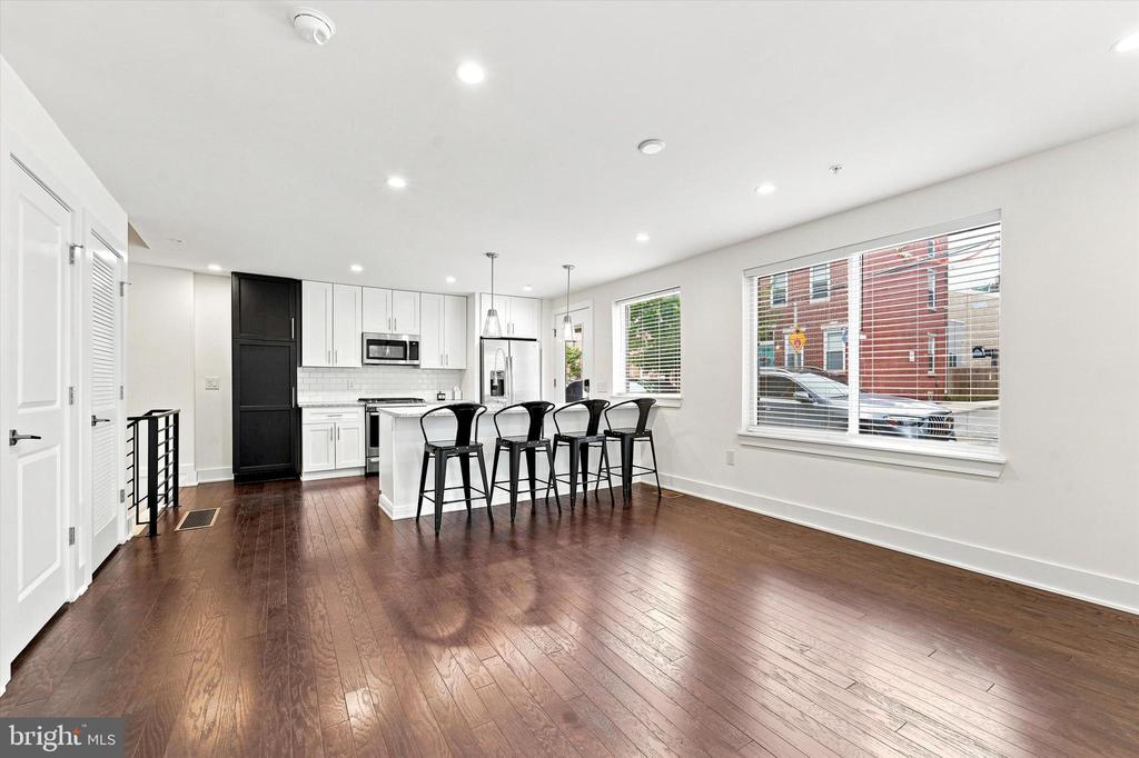 1647 E EYRE STREET Unit: 1