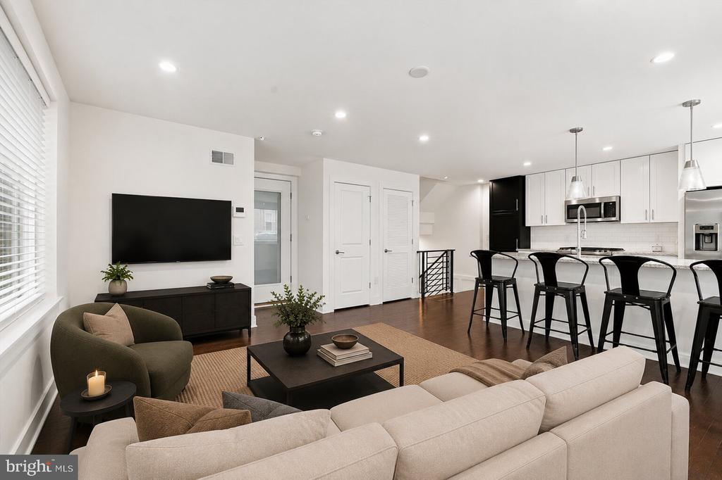 1647 E EYRE STREET Unit: 1