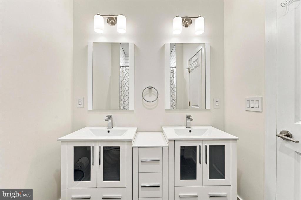 1647 E EYRE STREET Unit: 1
