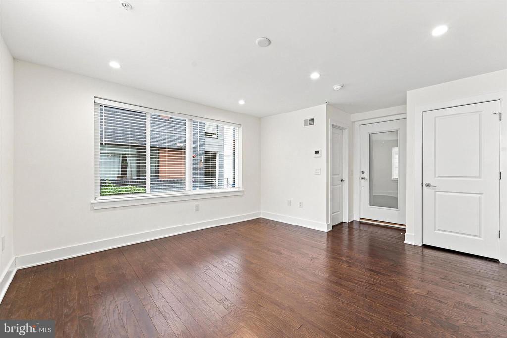 1647 E EYRE STREET Unit: 1