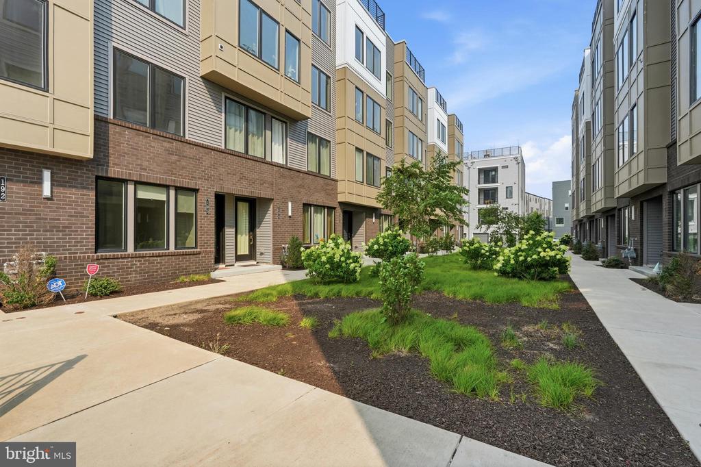 3001 CITYVIEW WALK Unit: 194