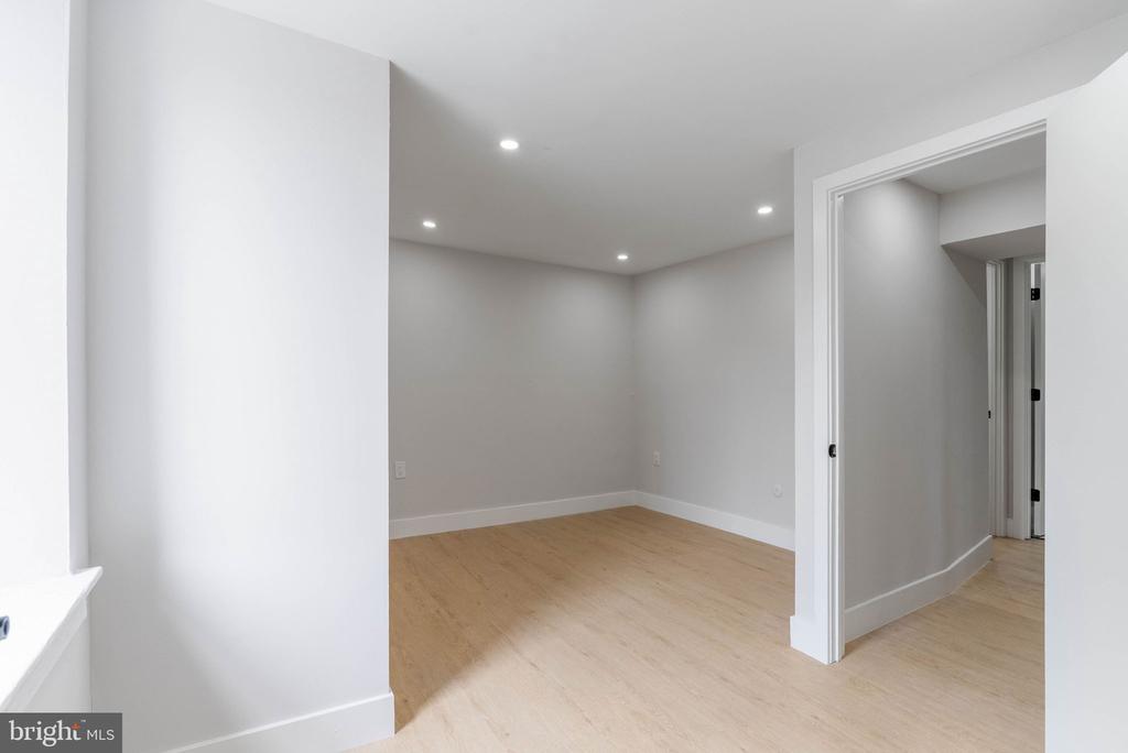 4522 BAKER STREET Unit: 17