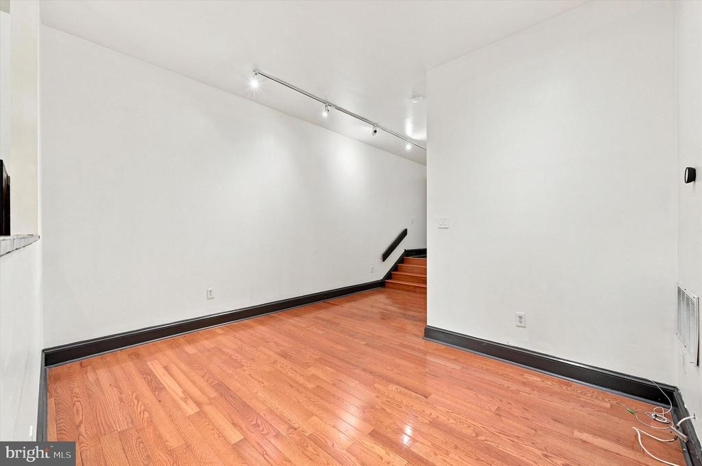 1914 FAIRMOUNT AVENUE Unit: 2