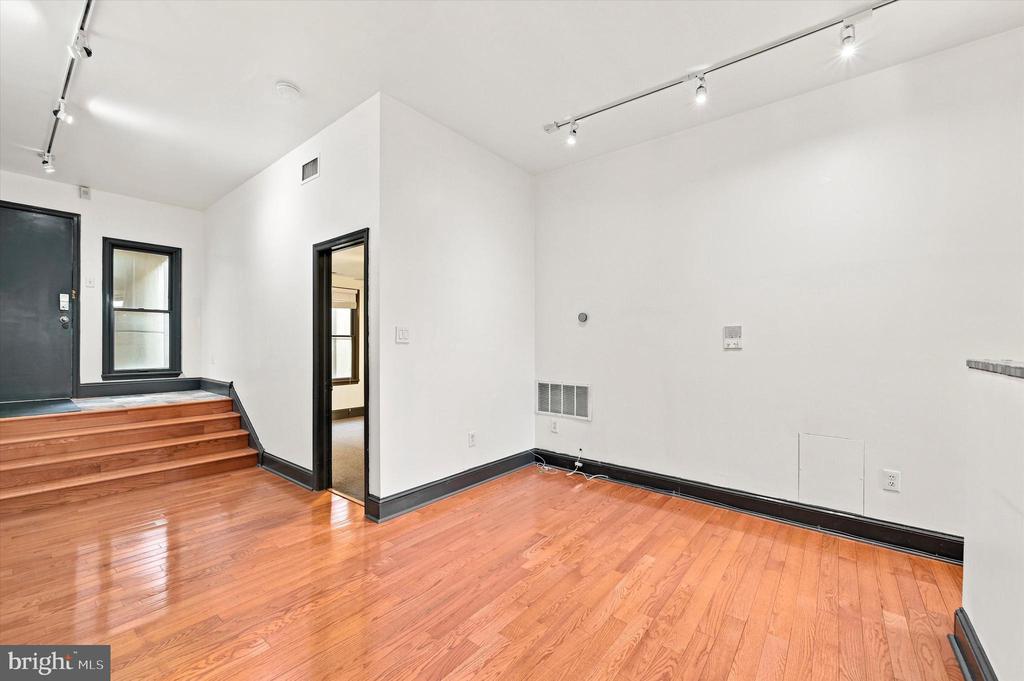 1914 FAIRMOUNT AVENUE Unit: 2