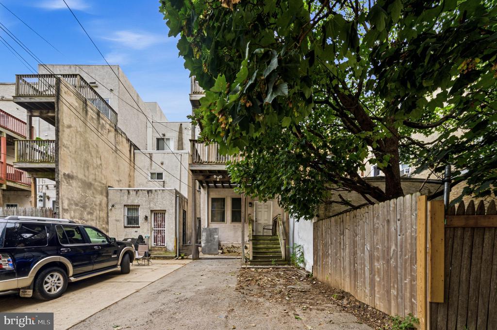 1931 POPLAR STREET Unit: B