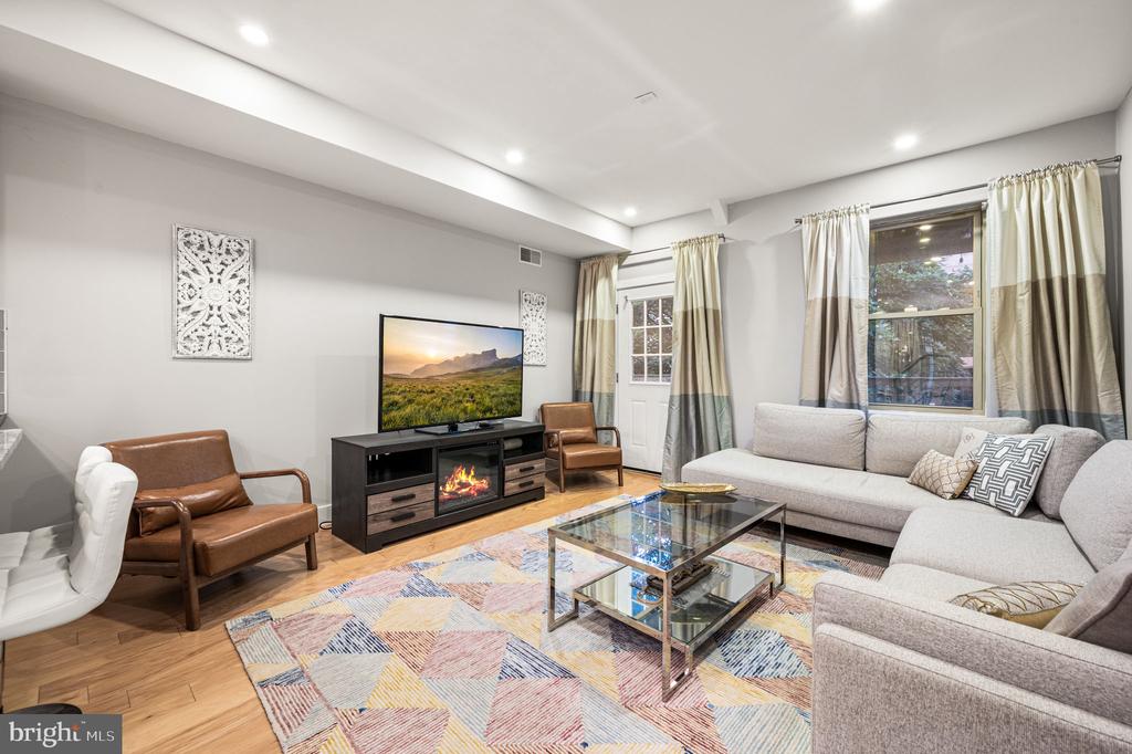 1931 POPLAR STREET Unit: B