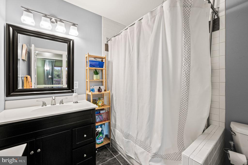 1931 POPLAR STREET Unit: B