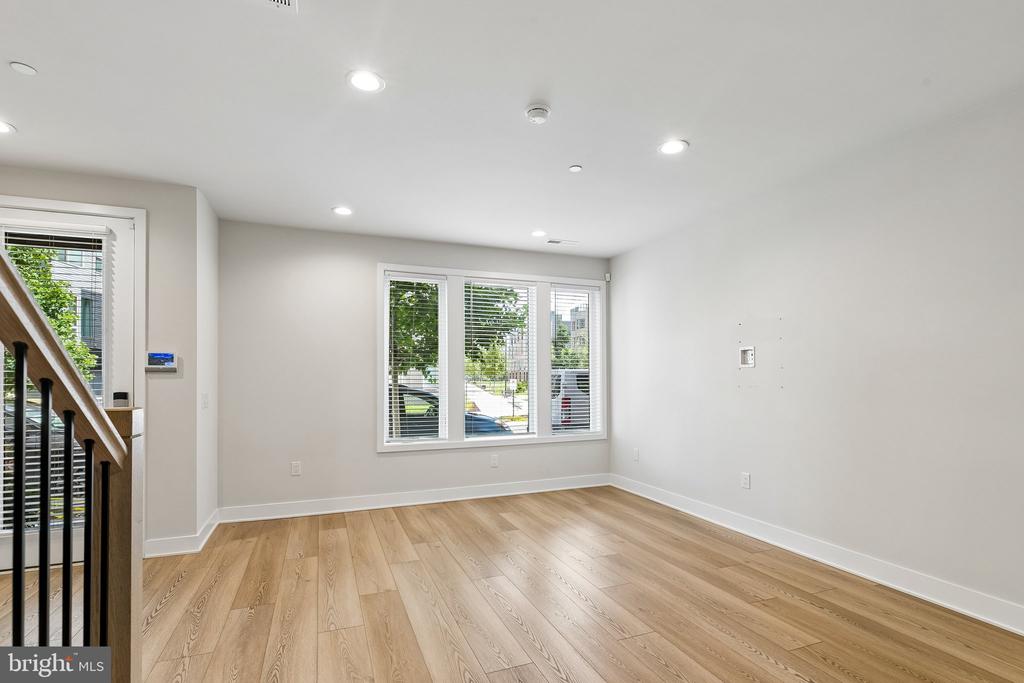 2160 NORTHBANK PLACE Unit: 166