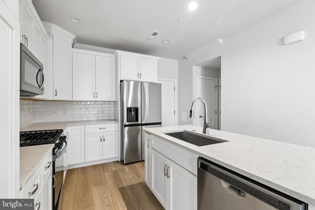 2160 NORTHBANK PLACE Unit: 166