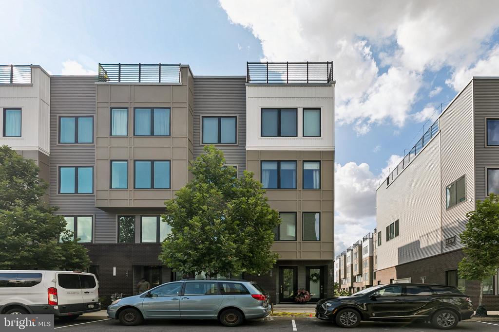 2160 NORTHBANK PLACE Unit: 166