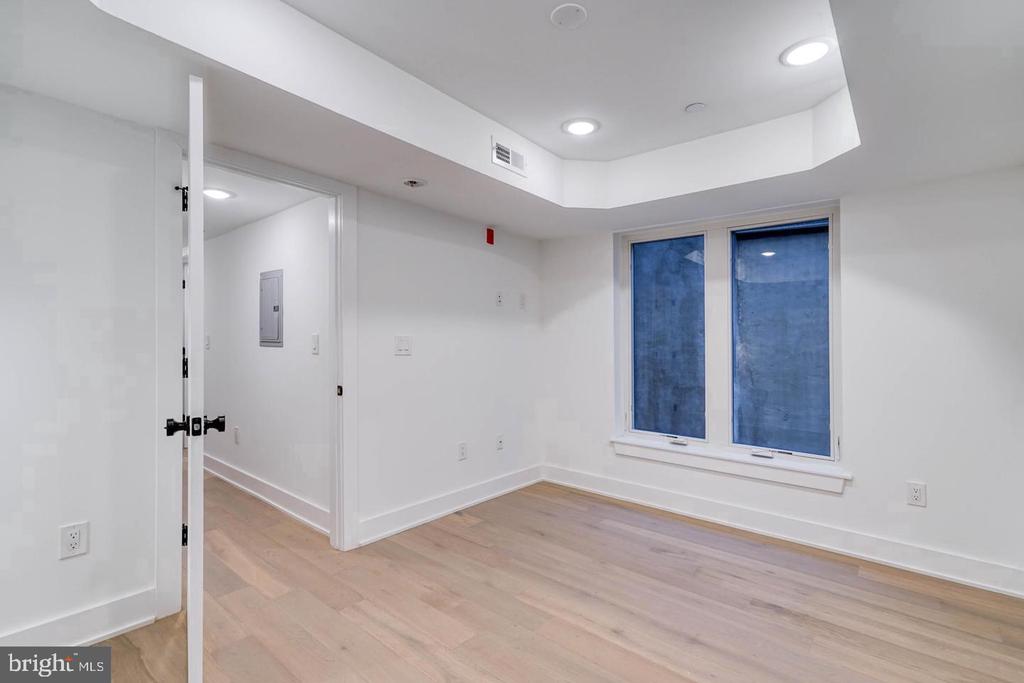 1519 CARPENTER STREET Unit: 2