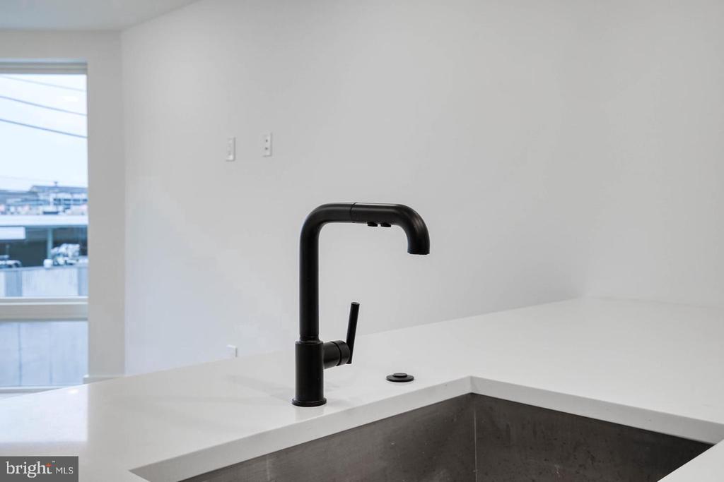 1519 CARPENTER STREET Unit: 2