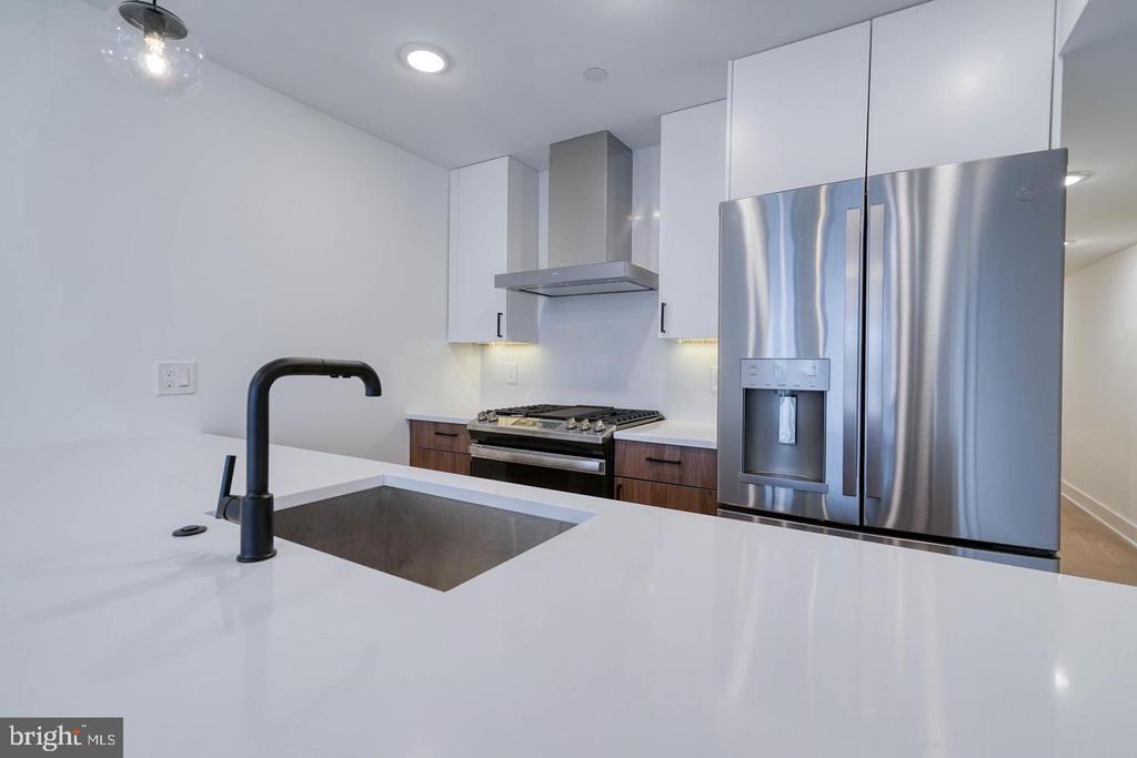 1519 CARPENTER STREET Unit: 2