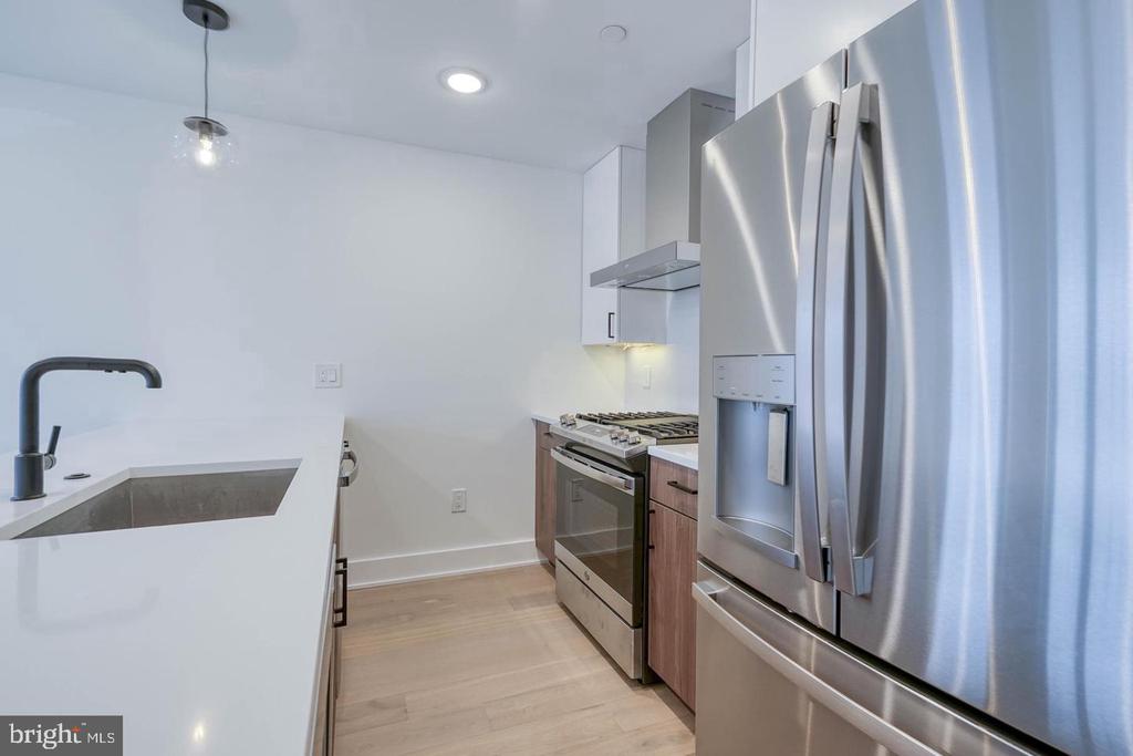 1519 CARPENTER STREET Unit: 2