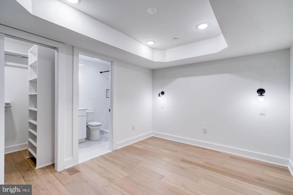 1519 CARPENTER STREET Unit: 2