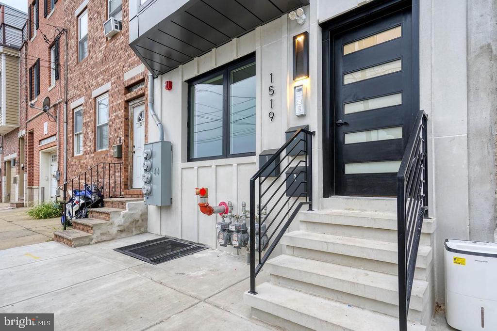 1519 CARPENTER STREET Unit: 2