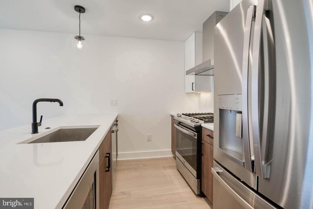1519 CARPENTER STREET Unit: 2