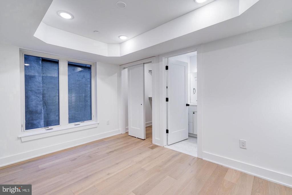 1519 CARPENTER STREET Unit: 2