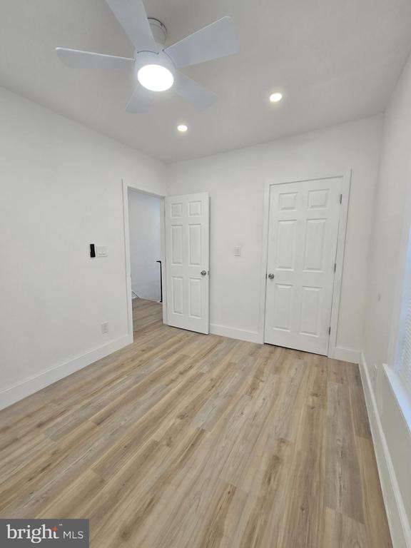 5211 RIDGE AVENUE Unit: 3